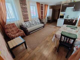 Апартаменты Студии на Гражданской Владимир Семейный номер с видом на сад-1